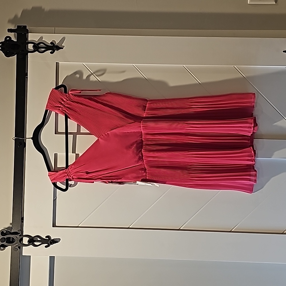 Ali & Jay Los Angeles Size Large Pink, pleated dress